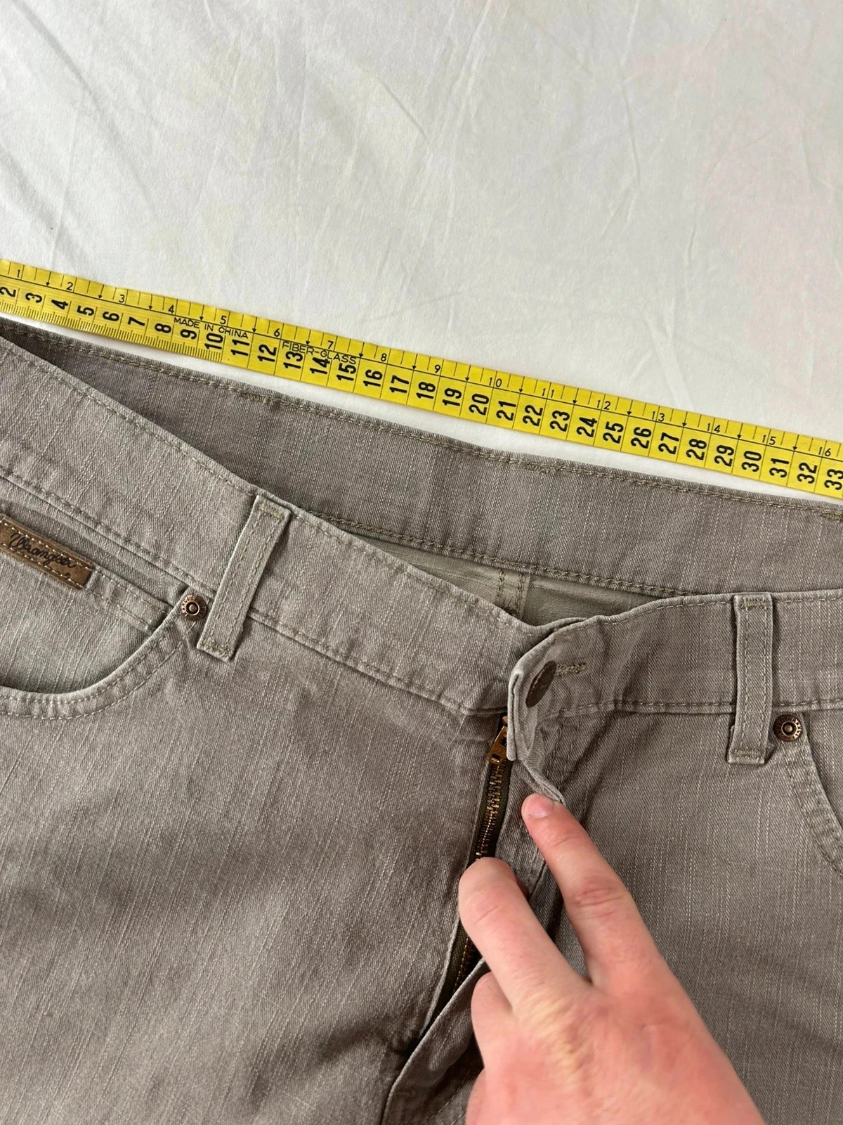 Jean wrangler coupe droite beige gris w36 L34 – photo 9